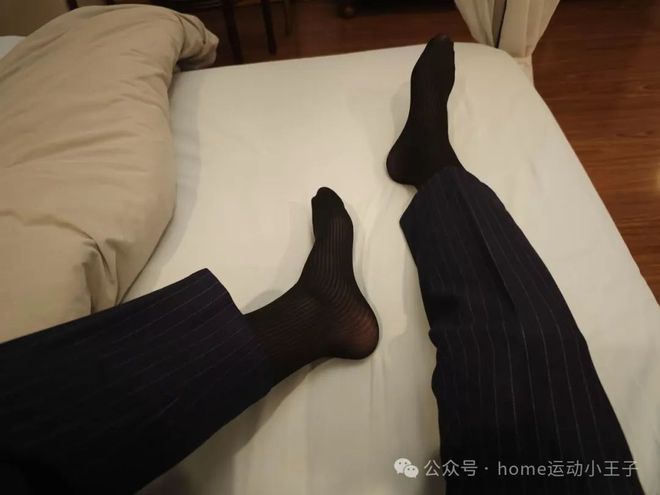 诱惑：暗夜中散发的魔力AG真人网站男人黑袜的