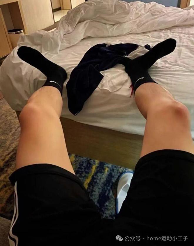诱惑：暗夜中散发的魔力AG真人网站男人黑袜的(图3)