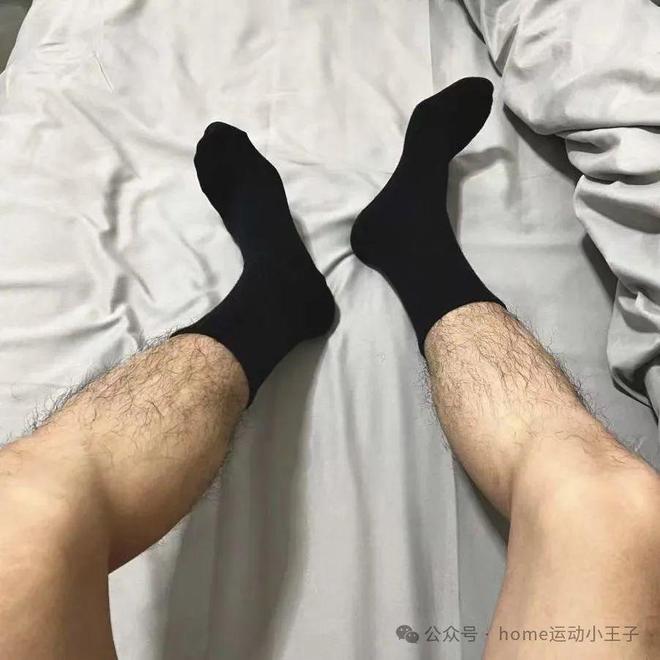 诱惑：暗夜中散发的魔力AG真人网站男人黑袜的(图4)