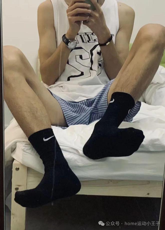 诱惑：暗夜中散发的魔力AG真人网站男人黑袜的(图8)
