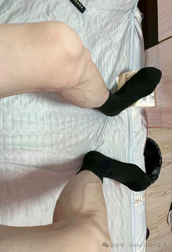 诱惑：暗夜中散发的魔力AG真人网站男人黑袜的(图9)