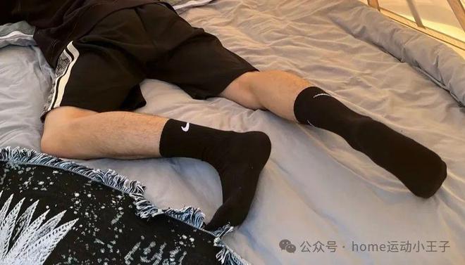 诱惑：暗夜中散发的魔力AG真人网站男人黑袜的(图17)