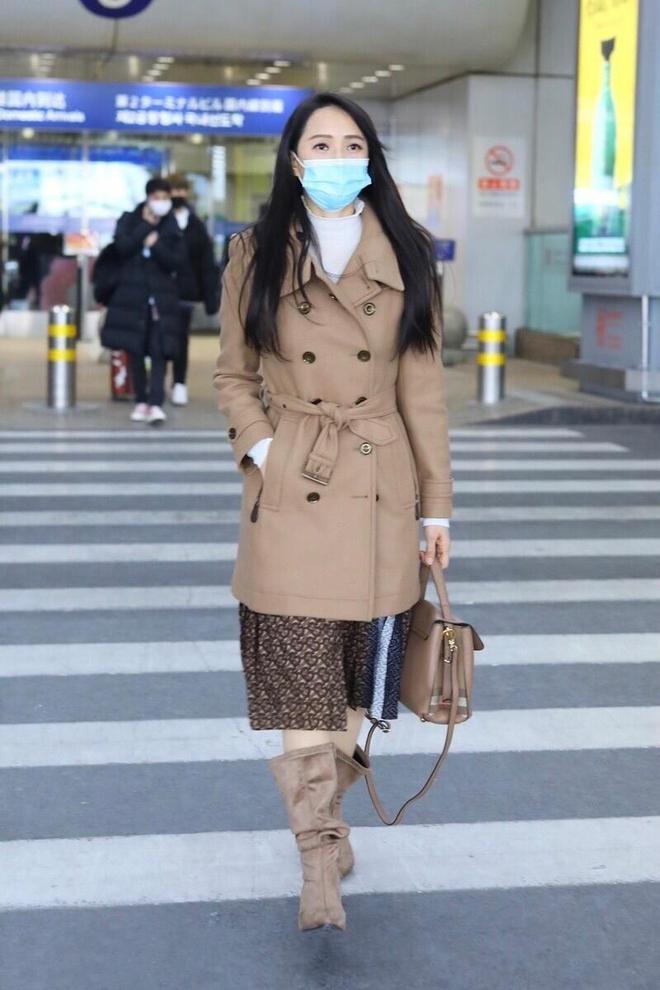 大衣+碎花裙一点也看不出是大婶AG真人国际秦昊线岁的伊能静穿(图3)