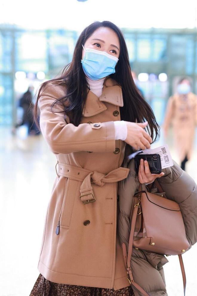 大衣+碎花裙一点也看不出是大婶AG真人国际秦昊线岁的伊能静穿