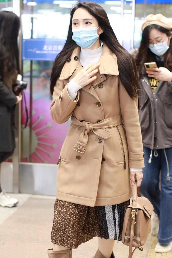 大衣+碎花裙一点也看不出是大婶AG真人国际秦昊线岁的伊能静穿(图5)