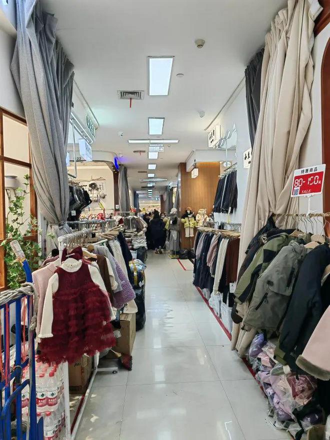 州有人今天揣着100元冲了过去……AG真人国际“真的挤不动了！”杭(图9)